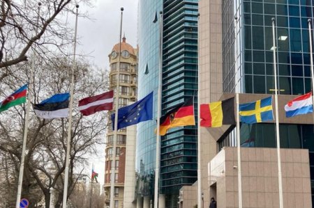 В Баку приспущены флаги в посольствах европейских стран 