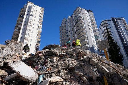 Число погибших в результате разрушительных землетрясений в Турции возросло