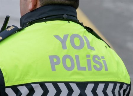 В Баку автомобиль сбил сотрудника дорожной полиции