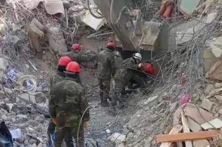 Азербайджанские спасатели извлекли из-под завалов тела 729 погибших 