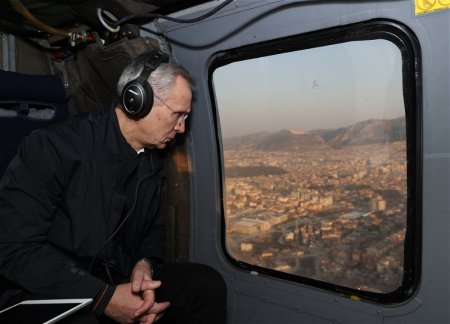 Генсек НАТО посетил зону землетрясений в Турции 