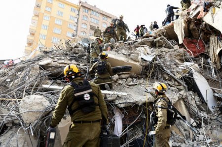 В Турции на 12-й день после землетрясения из-под завалов спасли семью из пяти человек