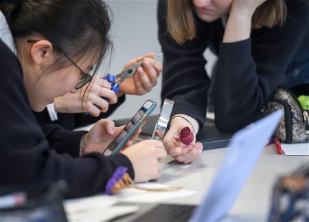 Телефоны в школах будут запрещены: началось применение новых правил поведения учащихся 