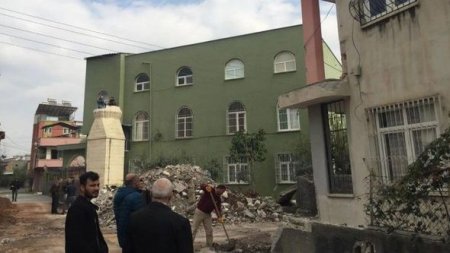 В Турции минарет упал на жилой дом - ФОТО