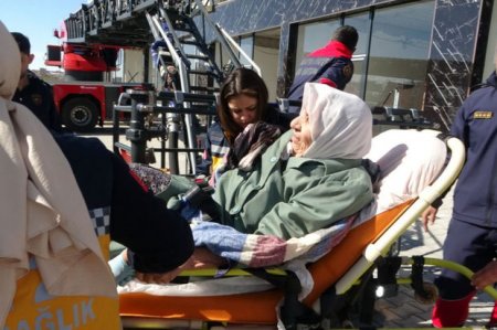 В Турции 70-летнего мужчину и его 90-летнюю мать нашли живыми спустя 384 часа после землетрясения