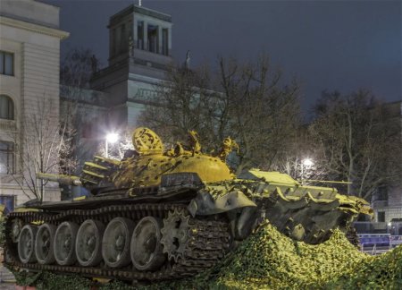 Перед посольством РФ в ФРГ установили подбитый российский танк