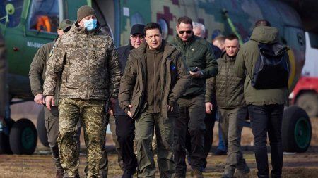 Почему Зеленский и его министры носят военную одежду