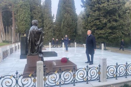 Сергей Лавров посетил аллеи почетного захоронения и шехидов 