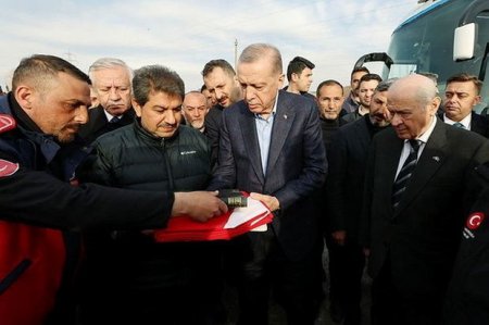 Эрдоган в сопровождении Бахчели и Дестиджи посетил зону землетрясения 
