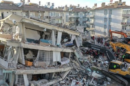 В Турции по делу о рухнувших зданиях арестованы 247 человек