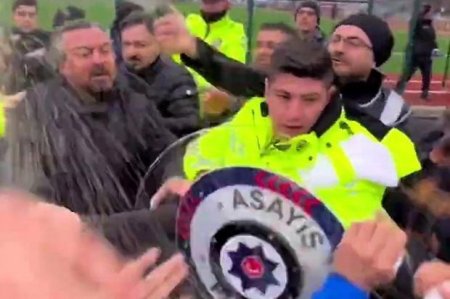 Массовая драка между футболистами в Турции: полиция применила слезоточивый газ