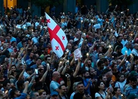 Полиция применила слезоточивый газ против протестующих в Тбилиси 