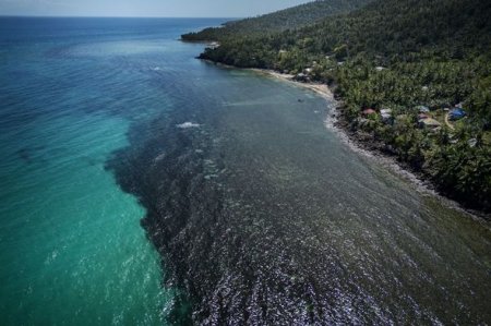 Разлив мазута на Филиппинах растянулся более чем на 6 км - ФОТО