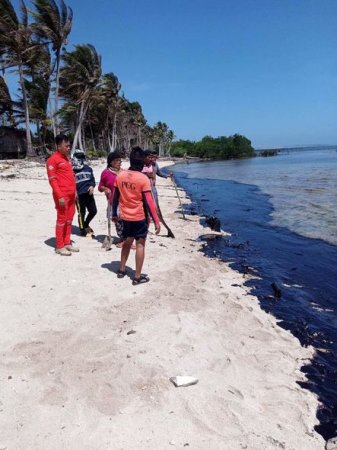 Разлив мазута на Филиппинах растянулся более чем на 6 км - ФОТО