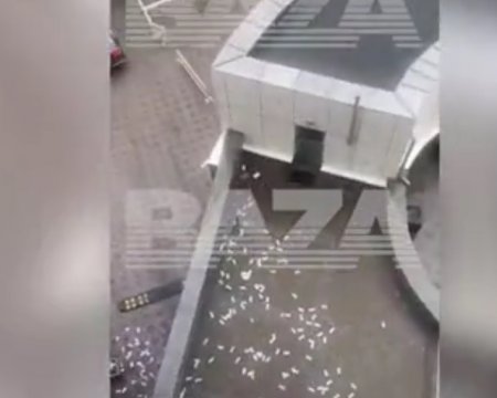 На прохожих в Москве обрушился "денежный дождь" 