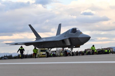 Первый боевой самолет турецкого производства выведен на ВПП 