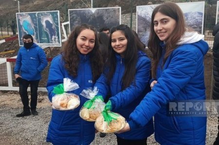 Участникам акции на дороге Ханкенди - Лачын вручены праздничные гостинцы