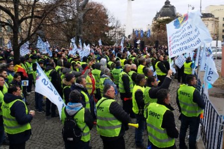В Бухаресте около тысячи военных и полицейских вышли на акцию протеста