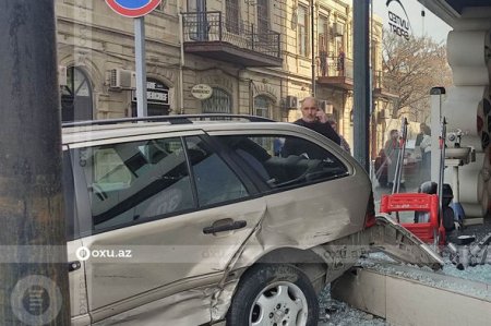 В Баку автомобиль влетел в витрину торгового центра - ФОТО В Баку автомобиль влетел в витрину торгового центра - ФОТО
