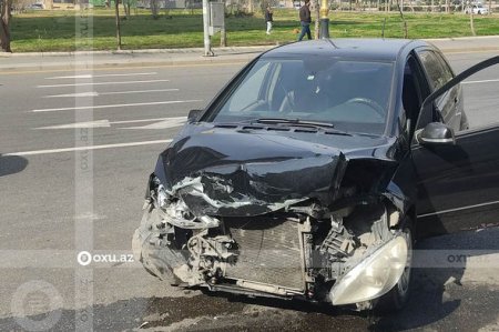 В Баку автомобиль влетел в витрину торгового центра - ФОТО