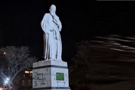 В Тебризе осквернили памятник Мухаммеду Физули