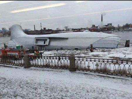 В Петербурге тонет плавучий ресторан на Неве 