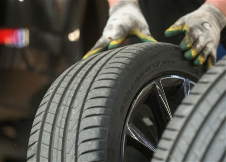 Мужчина погиб при взрыве покрышки грузовика под Москвой