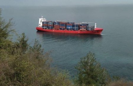 Сухогруз сел на мель в Черном море у побережья Турции