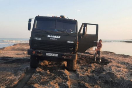 В Астаринском районе незаконно вывозят песок с побережья Каспия