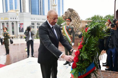 Президент Азербайджана посетил памятник Исмоили Сомони в Душанбе