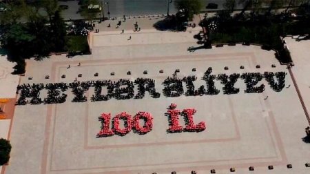 Флешмоб в Гяндже по случаю 100-летия Гейдара Алиева