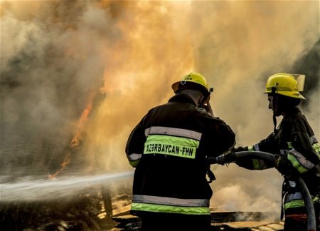 В Баку в результате пожара погибли два человека