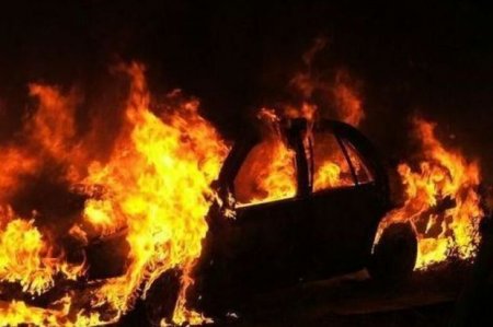 В Гейгельском районе подожгли два люксовых автомобиля