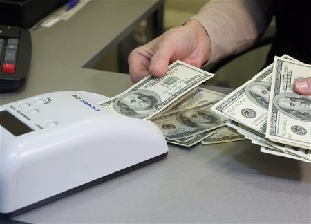 В одном из банков задержан житель Баку, подозреваемый в передаче фальшивых долларов