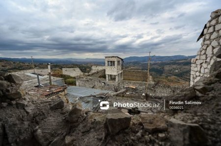 На границе с Арменией, в начале дороги Лачын-Ханкенди, установлен пограничный пункт пропуска