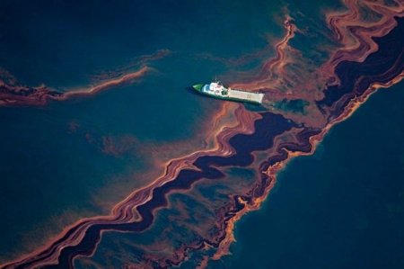 В Черном море обнаружили огромное нефтяное пятно