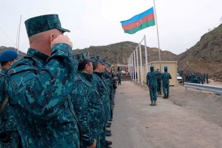 На пункте пропуска в начале дороги Лачын - Ханкенди поднят азербайджанский флаг