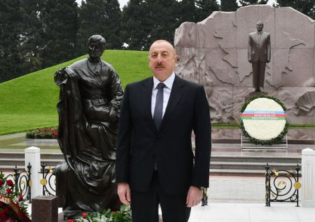 Президент Ильхам Алиев посетил могилу академика Зарифы Алиевой