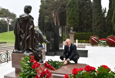 Президент Ильхам Алиев посетил могилу академика Зарифы Алиевой