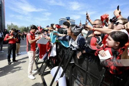  "Формула-1": Пилоты Ferrari провели встречу с фанатами