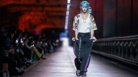 Louis Vuitton провел первый показ своей коллекции в Сеуле: дефиле состоялось на мосту - ФОТО