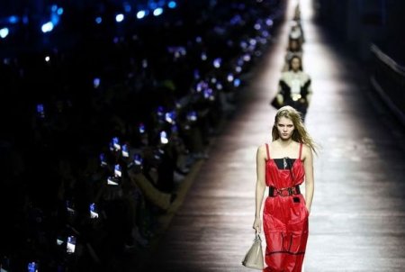 Louis Vuitton провел первый показ своей коллекции в Сеуле: дефиле состоялось на мосту - ФОТО Louis Vuitton провел первый показ своей коллекции в Сеуле: дефиле состоялось на мосту - ФОТО