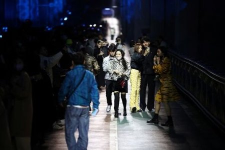 Louis Vuitton провел первый показ своей коллекции в Сеуле: дефиле состоялось на мосту - ФОТО Louis Vuitton провел первый показ своей коллекции в Сеуле: дефиле состоялось на мосту - ФОТО