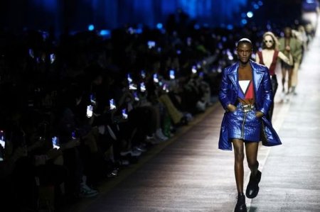 Louis Vuitton провел первый показ своей коллекции в Сеуле: дефиле состоялось на мосту - ФОТО Louis Vuitton провел первый показ своей коллекции в Сеуле: дефиле состоялось на мосту - ФОТО
