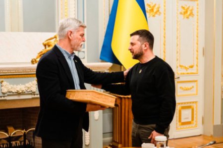 Зеленскому подарили редчайший пистолет