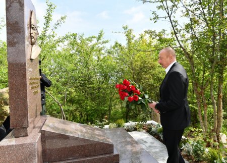 Президент Азербайджана посетил могилу Мир Мохсуна Навваба Гарабаги в Шуше Президент Азербайджана посетил могилу Мир Мохсуна Навваба Гарабаги в Шуше