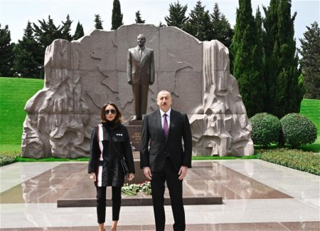 Президент Азербайджана, первая леди и члены семьи посетили могилу Гейдара Алиева