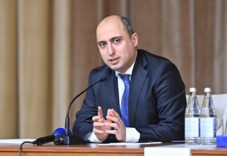 Эмин Амруллаев: Главная причина переполненности классов в школах - неправильное ведение градостроительства