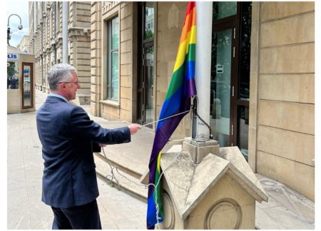 Посольства США и Великобритании в Баку вывесили флаг ЛГБТ