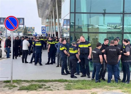 В Тбилиси приземлился первый за 4 года самолет из Москвы: в аэропорту событие встретили протестами